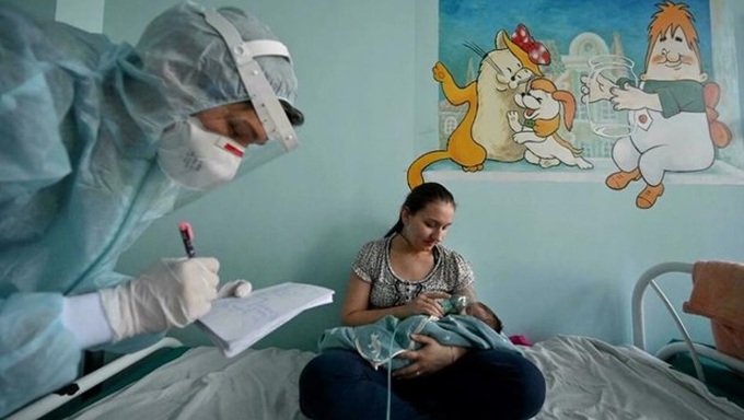 Ukraine đang chứng kiến làn sóng dịch Covid-19 mới tấn công trẻ em nhiều hơn trong những tháng gần đây. (Nguồn: AFP)