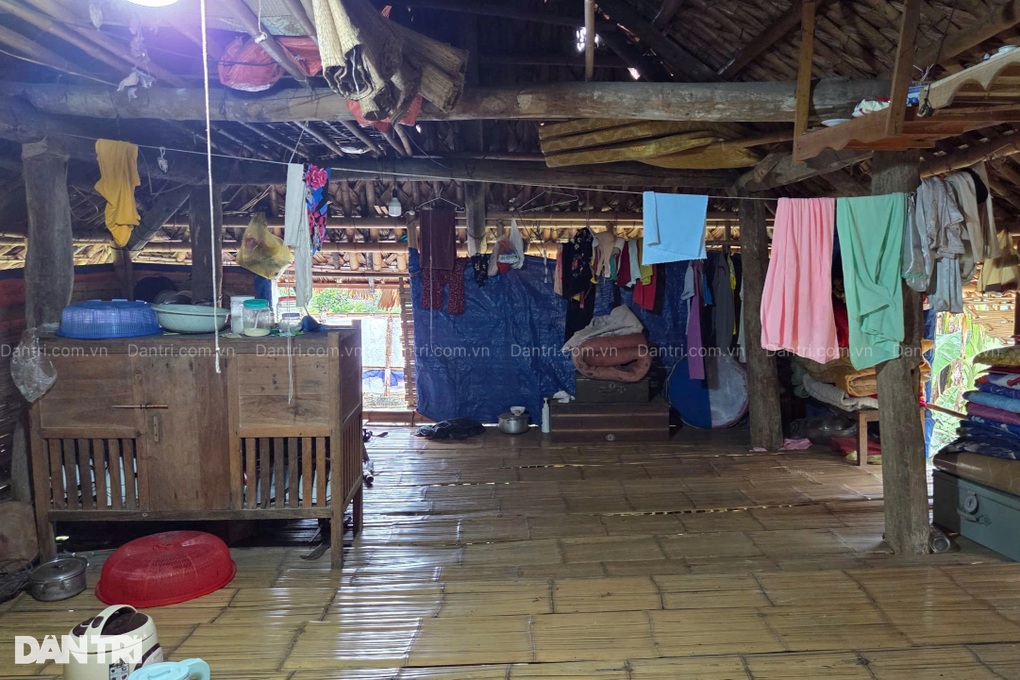 Vợ nghèo từng mua chịu quan tài cho chồng, cứ mưa to lại bỏ nhà đi trốn - 2 Vợ nghèo từng mua chịu quan tài cho chồng, cứ mưa to lại bỏ nhà đi trốn - 2
