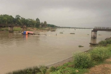 Phát hiện cầu sông Hoàng bị sập và một tàu cát bị chìm