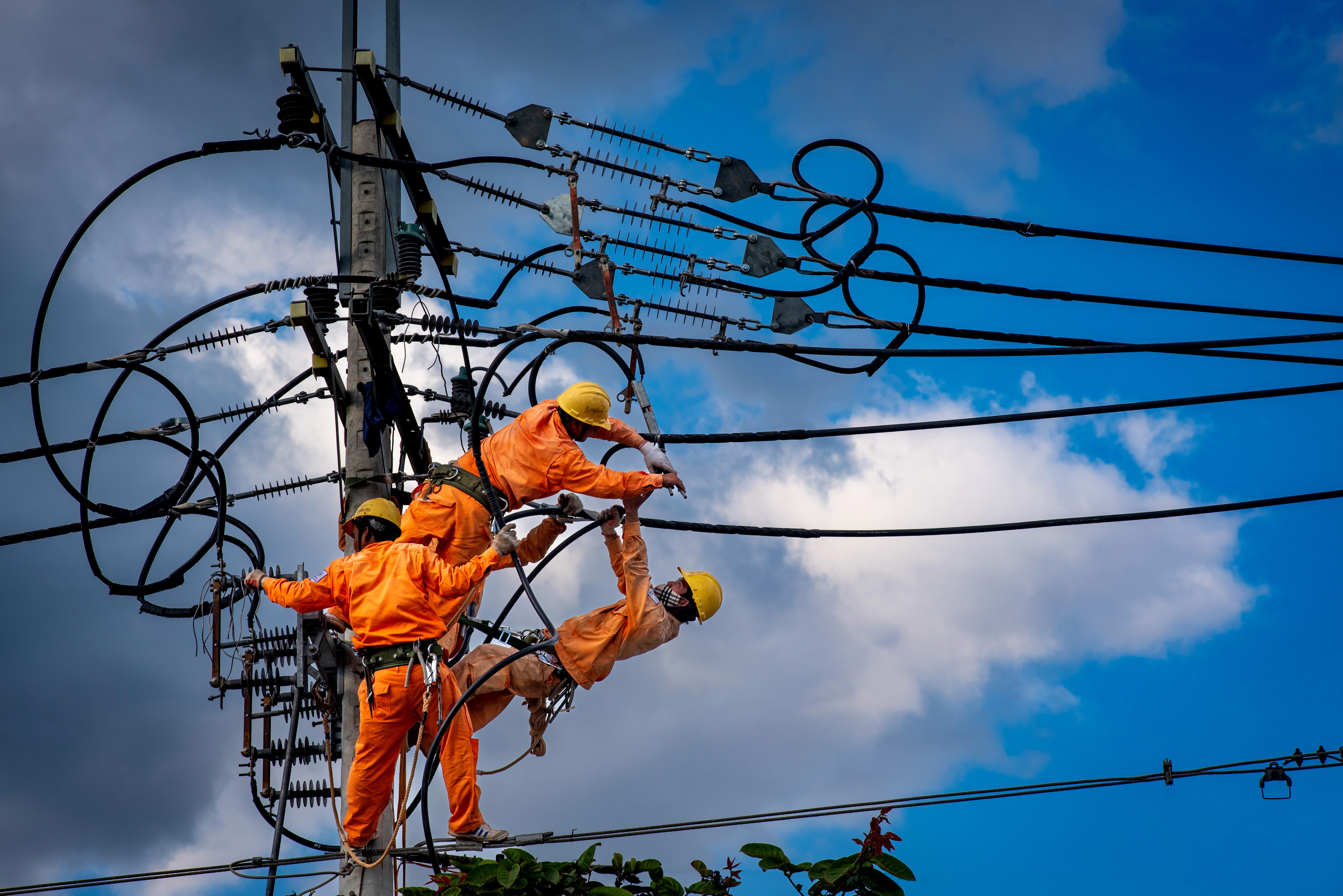 Điện về vùng biên