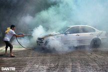BMW bất ngờ bốc cháy trong tiệm rửa xe ở Nha Trang