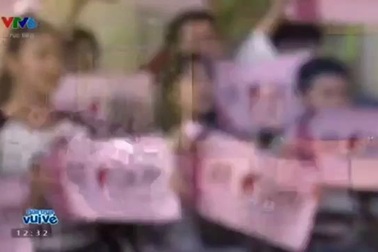 Chi Pu lộ nhiều nhược điểm khi hát live trên sóng truyền hình.