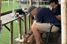 Khách Tây bỏ tiền triệu đi bắt cá bằng nơm ở Ninh Bình, có vịt massage chân