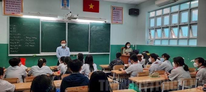 Trưởng Ban Văn hóa - Xã hội HĐND TP.HCM Cao Thanh Bình trong buổi giám sát việc học trực tiếp tại trường THCS Võ Trường Toản (Quận 1).
