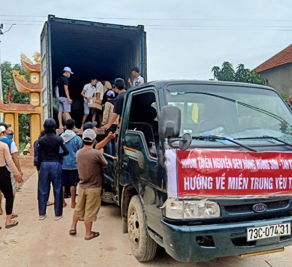Khách sạn, quán cơm “0 đồng” và những chuyến xe chở hàng cứu trợ miễn phí - 2 Khách sạn, quán cơm “0 đồng” và những chuyến xe chở hàng cứu trợ miễn phí - 2