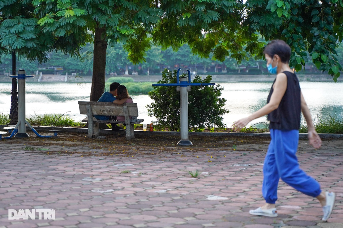Người dân nhộn nhịp tập thể dục ngoài phố khi Hà Nội chưa hết giãn cách - 8 Người dân nhộn nhịp tập thể dục ngoài phố khi Hà Nội chưa hết giãn cách - 8