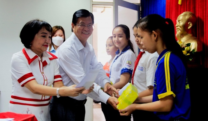 Lãnh đạo TP. Long Xuyên và các nữ doanh nghiệp tặng quà, trao học bổng cho học sinh