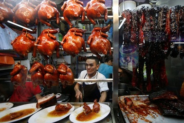 Lý giải sức hút món ăn hè phố của Singapore