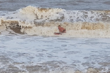 Sóng cao 2-3m, du khách vẫn phớt lờ lệnh cấm tắm biển Nha Trang