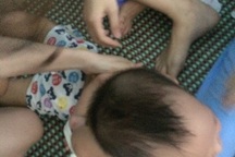 Vụ bé hơn 14 tháng tuổi bị cô giáo trói, bịt miệng: “Gia đình đã từng gọi điện thoại nhắc nhở”