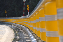 Cận cảnh rào chắn đặc biệt đỡ xe đâm vào vách núi ở Dốc Cun