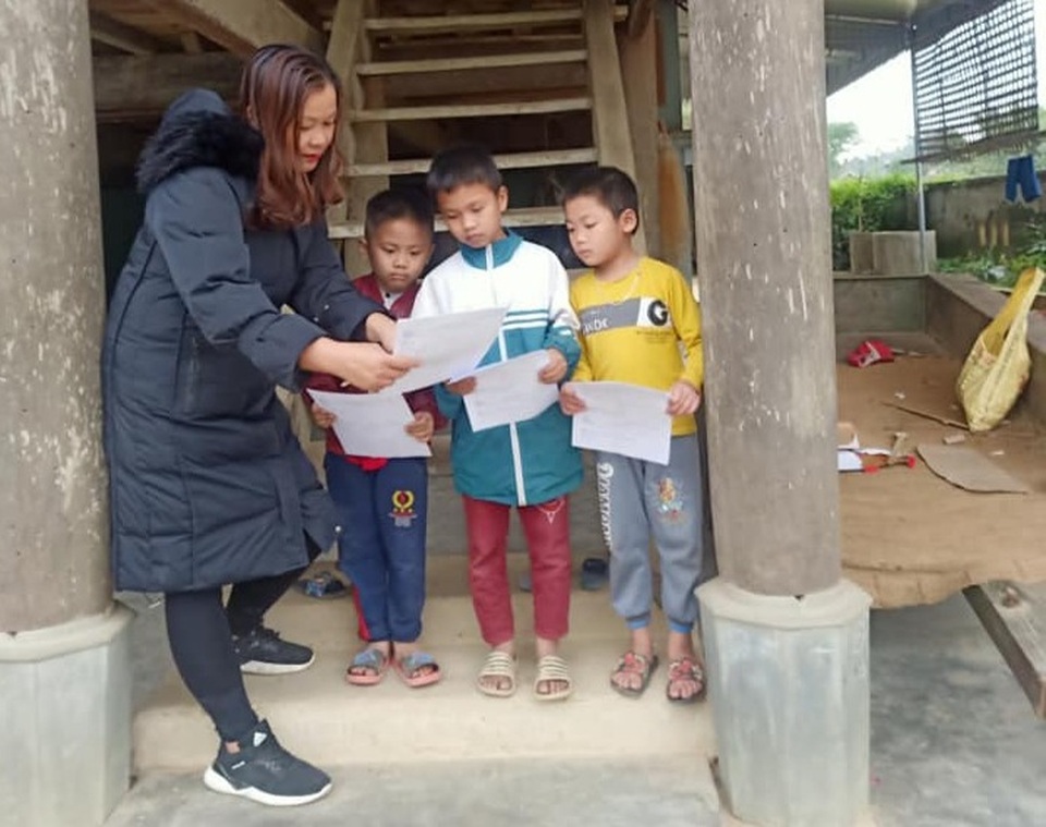 Giáo viên miền núi đến tận nhà giao bài tập cho HS nghỉ phòng dịch Covid-19 - 4 Giáo viên miền núi đến tận nhà giao bài tập cho HS nghỉ phòng dịch Covid-19 - 4