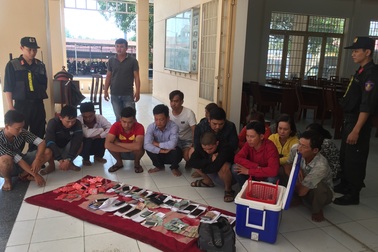 Phá sòng bạc “khủng”, thu giữ gần 200 triệu trên chiếu bạc