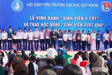 Trao quà Tết đến sinh viên mồ côi cả cha lẫn mẹ