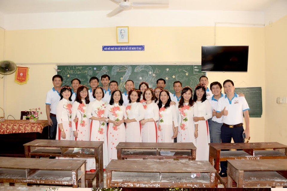 Michael Lang xúc động gặp lại thầy cô sau 30 năm ra trường - 3 Michael Lang xúc động gặp lại thầy cô sau 30 năm ra trường - 3