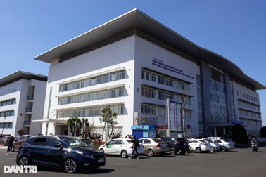 Vì sao 70 bác sĩ, nhân viên của Bệnh viện vùng Tây Nguyên xin thôi việc?