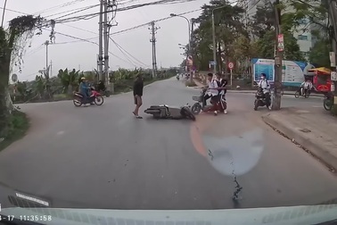 Người đàn ông trượt ngã ra đường vì phóng nhanh, phanh gấp