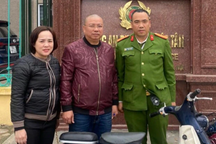 Hà Nội: Người đàn ông nhận lại xe máy sau 10 ngày để quên tại vườn hoa