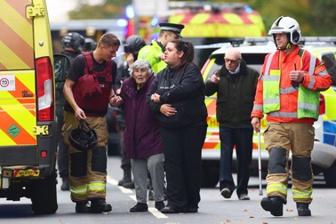 Lao xe, đâm dao gần giáo đường ở Anh, 2 người thiệt mạng