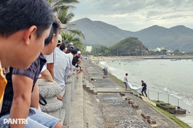 Thi thể người đàn ông cụt chân trôi dạt vào biển Nha Trang