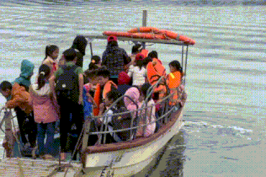 Thót tim cảnh học sinh không mặc áo phao, vượt sông đến trường