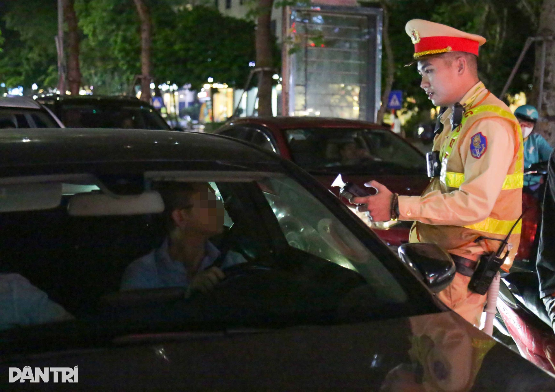 Tài xế ô tô Mercedes dính cồn kịch khung vẫn lái xe chở bạn - 5 Tài xế ô tô Mercedes dính cồn kịch khung vẫn lái xe chở bạn - 5