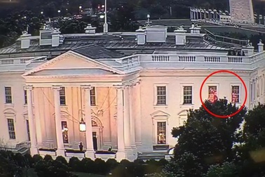 Giải mã ánh đèn nháy bí ẩn trong Nhà Trắng