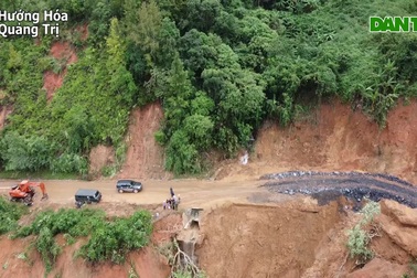 Nhìn từ trên cao 2 điểm sạt lở nghiêm trọng trên đường dẫn tới Sư đoàn 337