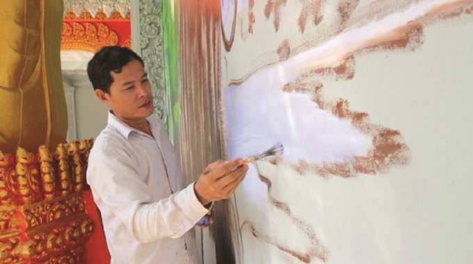 Nghệ nhân Lâm Phiên (chồng nghệ nhân Sơn Sà The) thực hiện một bức tranh ở chùa Khmer Sóc Trăng. 
