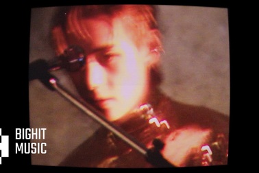 Video "Love Me Again" của V