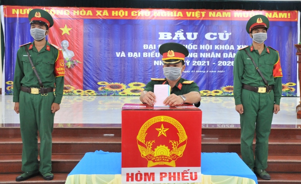 Sáng nay tôi gọi con cháu dậy sớm đi bầu cử - 11 Sáng nay tôi gọi con cháu dậy sớm đi bầu cử - 11