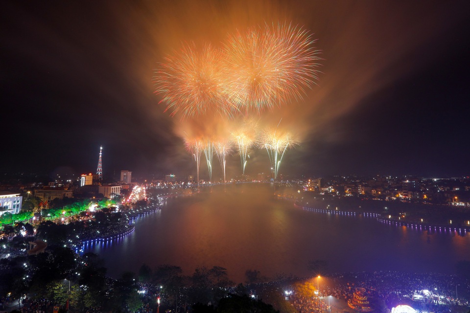 Hàng vạn người dân mãn nhãn với màn pháo hoa tầm cao dịp Giỗ Tổ Hùng Vương - 3 Hàng vạn người dân mãn nhãn với màn pháo hoa tầm cao dịp Giỗ Tổ Hùng Vương - 3