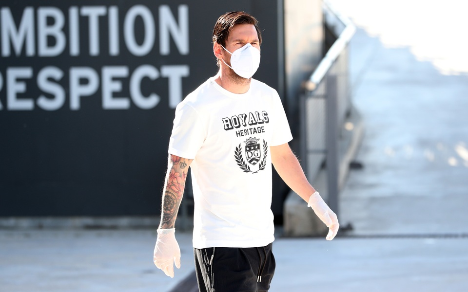 Messi và đồng đội ở Barcelona đeo khẩu trang trở lại sân tập - 1 Messi và đồng đội ở Barcelona đeo khẩu trang trở lại sân tập - 1