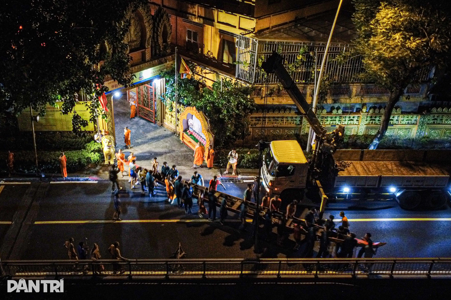 Xuyên đêm hạ thuỷ ghe ngo ở kênh Nhiêu Lộc, sẵn sàng cho lễ hội tại TPHCM - 1