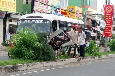 Tránh xe máy, xe buýt “bay” lên dải phân cách