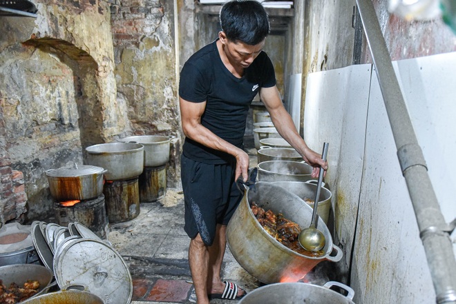 Bí mật quán cá kho phố cổ Hà Nội, bà chủ bán 200kg cá mỗi ngày - 9 Bí mật quán cá kho phố cổ Hà Nội, bà chủ bán 200kg cá mỗi ngày - 9