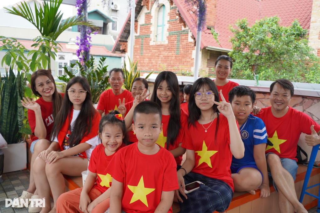 Gia đình 3 thế hệ chi chục triệu đồng giữ chỗ xem diễu binh - 1