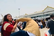 Khói bụi mịt mù, hành khách la hét tháo chạy khi sân bay Myanmar rung lắc