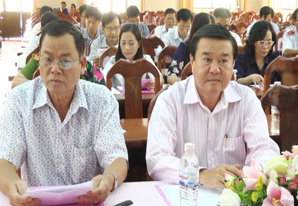 Lùm xùm Bí thư huyện ở Sóc Trăng bị “tố” khai... xuống tuổi - 1 Lùm xùm Bí thư huyện ở Sóc Trăng bị “tố” khai... xuống tuổi - 1