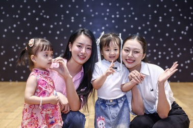 Dàn hoa hậu, á hậu và nghệ sĩ rộn ràng phá cỗ cùng 1.000 trẻ em ở TPHCM