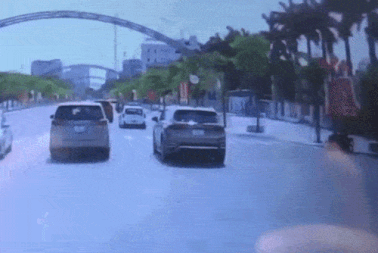 Xe Mazda3 vào cua ẩu khiến ô tô Hyundai "rụng" lốp dự phòng