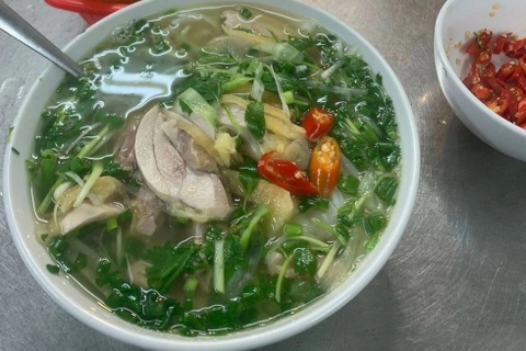 Ăn phở giá 150.000 đồng và 60.000 đồng ở Hà Nội, khách nước ngoài nói gì?