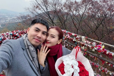 Cầu thủ Đức Huy cầu hôn MC Huyền Trang "Mù Tạt" ở Hàn Quốc