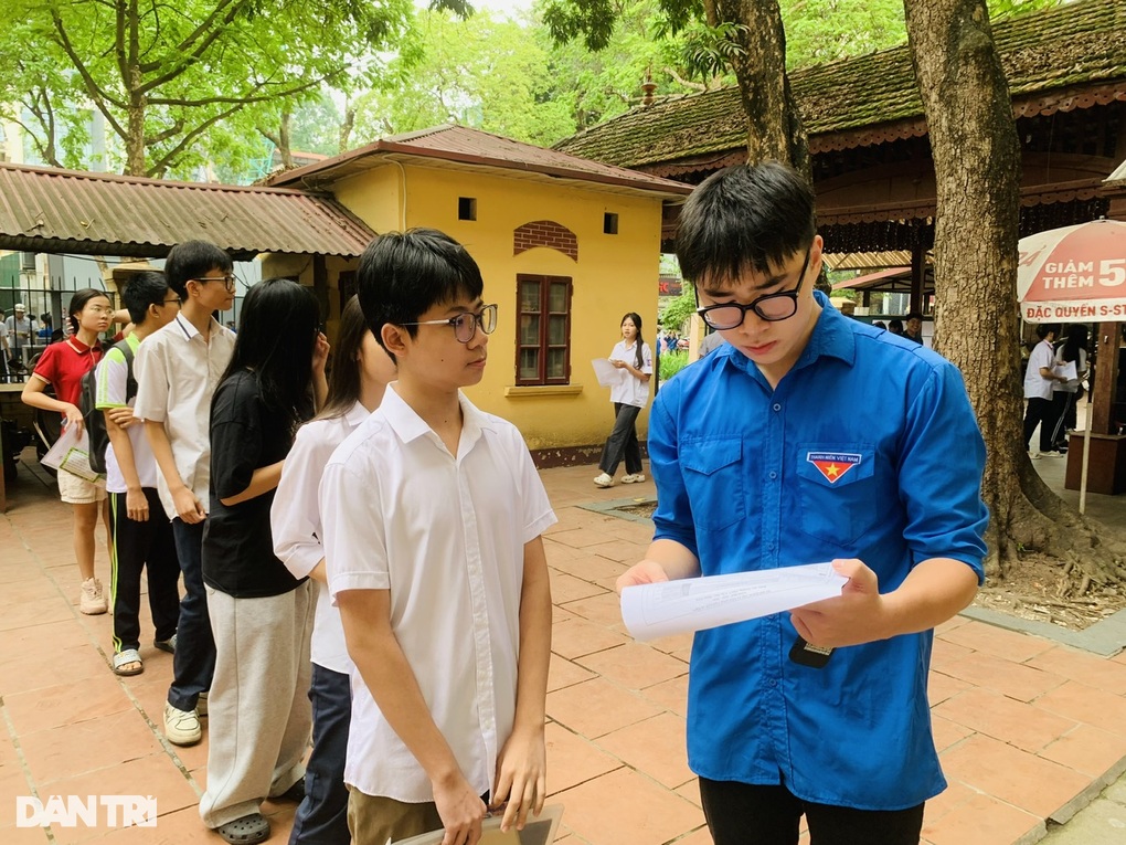 A una estudiante que se cortó el tendón de la muñeca derecha antes del día del examen se le asignó una sala de examen separada - 2 Nữ sinh bị đứt gân cổ tay phải trước ngày thi được bố trí phòng thi riêng - 2