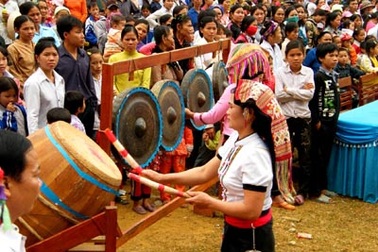 Lung linh sắc hội Thẳm Bua