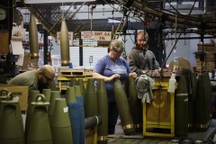 Xưởng vũ khí Mỹ đỏ lửa ngày đêm giữa lúc nhu cầu đạn dược tăng cao