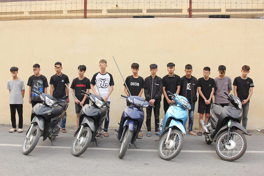 2 nhóm thanh thiếu niên đi xe máy mang theo hung khí hỗn chiến ở Hà Nam - 1