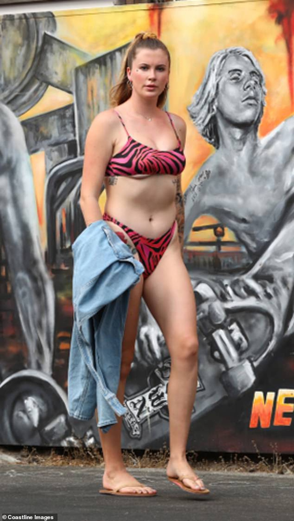 Ireland Baldwin diện áo tắm khoe loạt hình xăm khủng - 3 Ireland Baldwin diện áo tắm khoe loạt hình xăm khủng - 3
