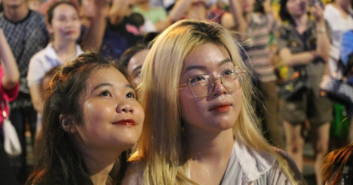 View - Biển người chen chân trong đêm khai hội du lịch Cửa Lò | Báo Dân trí