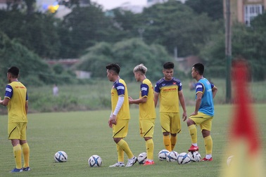 U22 Việt Nam vui vẻ tập ngay cạnh U22 UAE trước trận giao hữu trên sân Thống Nhất